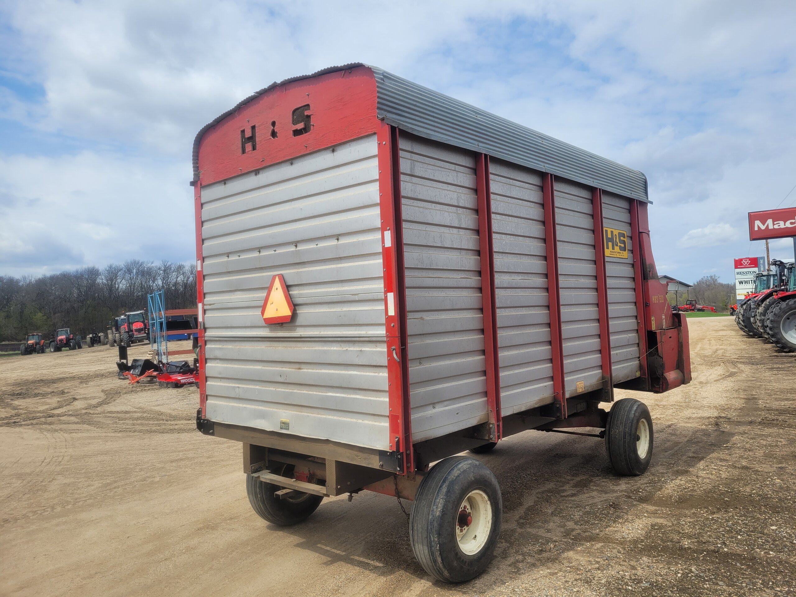 1988 H&S 500 14′ Forage box