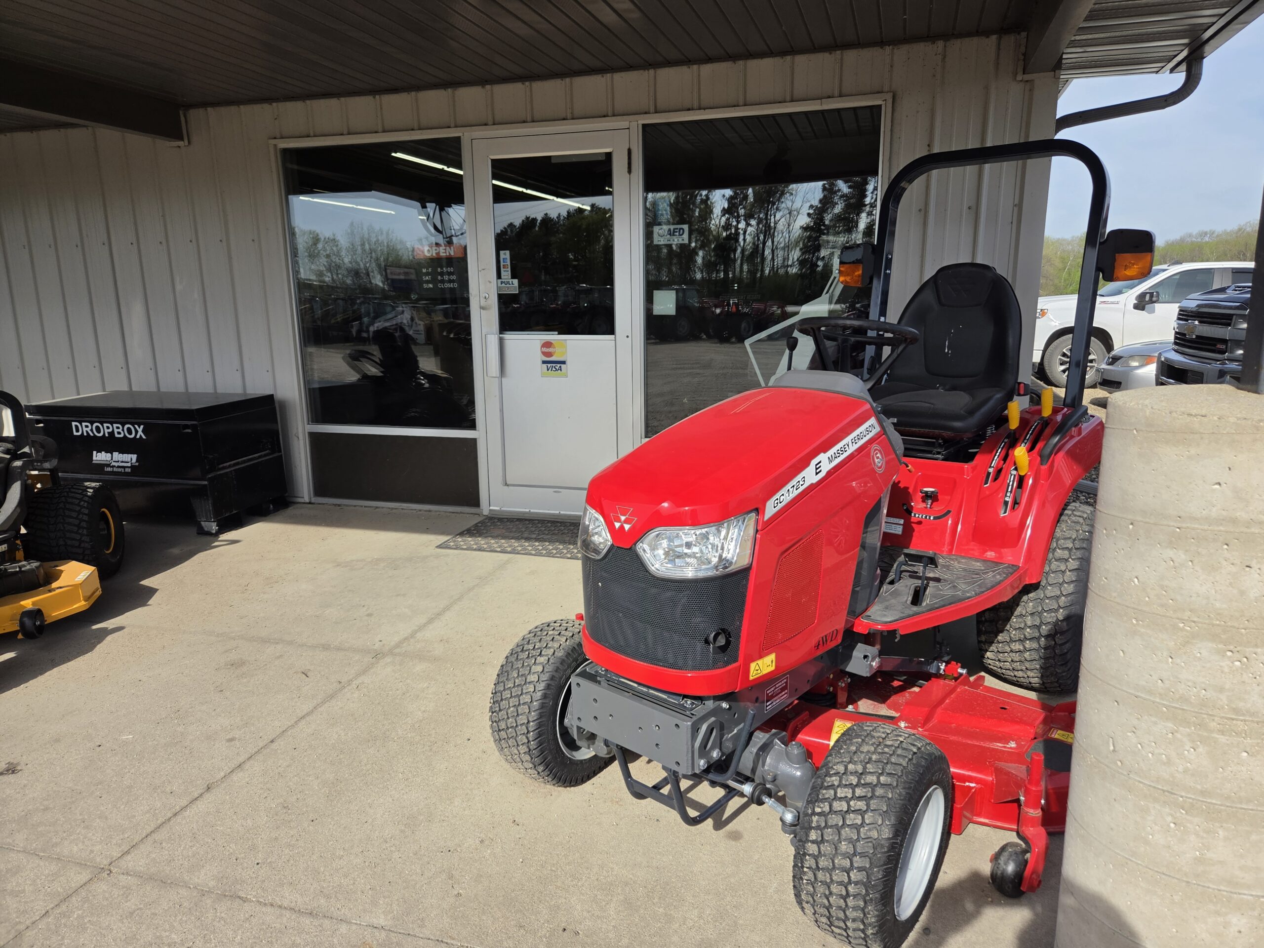2024 Massey Ferguson GC1723E
