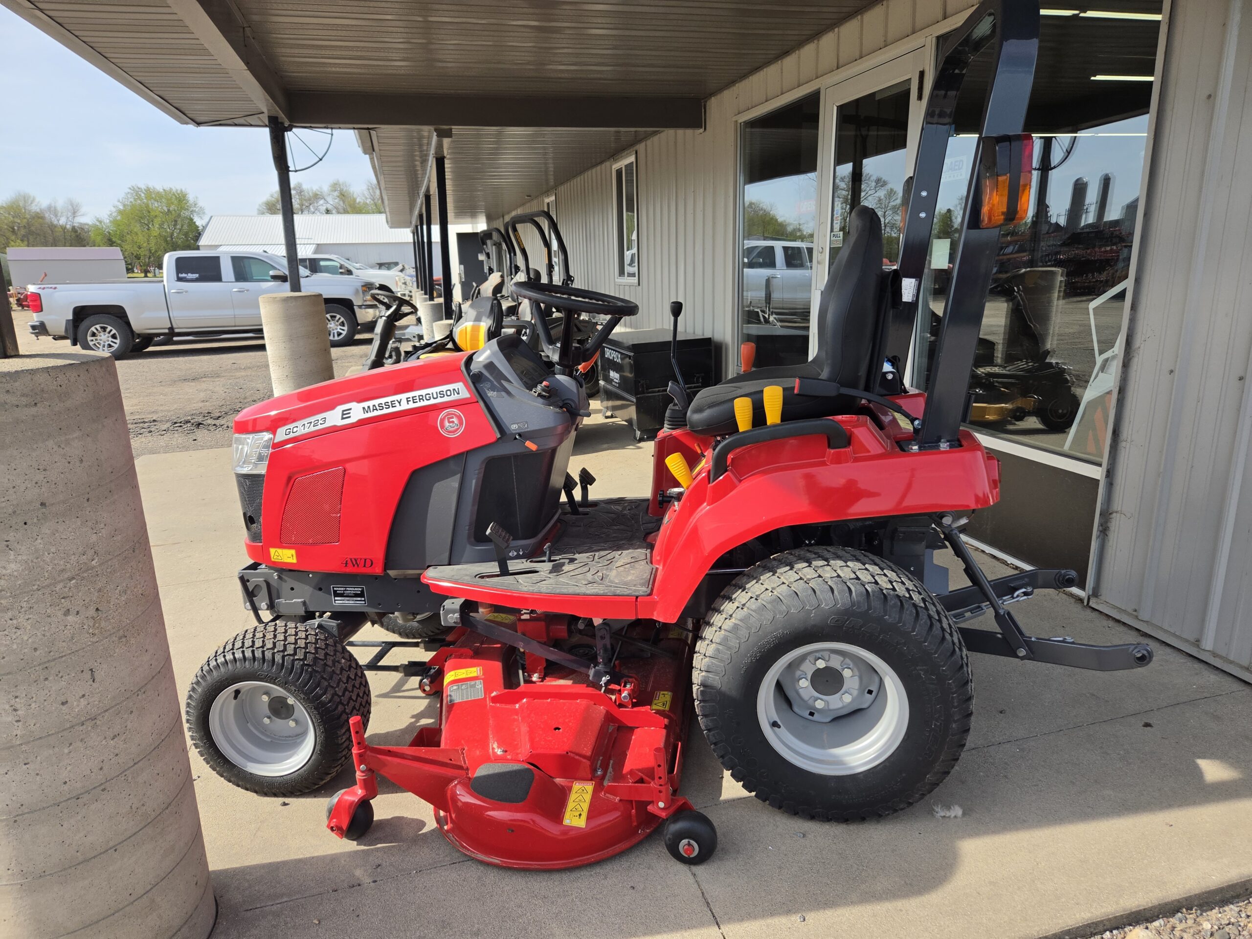 2024 Massey Ferguson GC1723E
